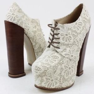DV8 by Dolce Vita Ivory Lace Flower Platform Pump Size 7.5